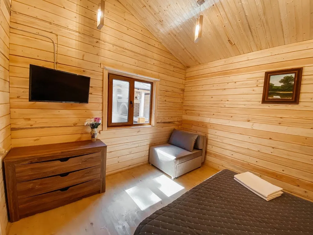 2 деревянных домика из сруба с беседкой-барбекю во одном дворе