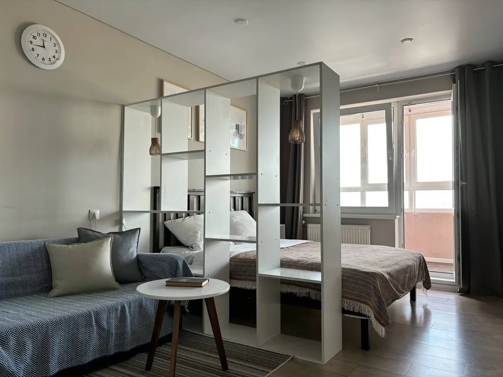 Студия с видом на город