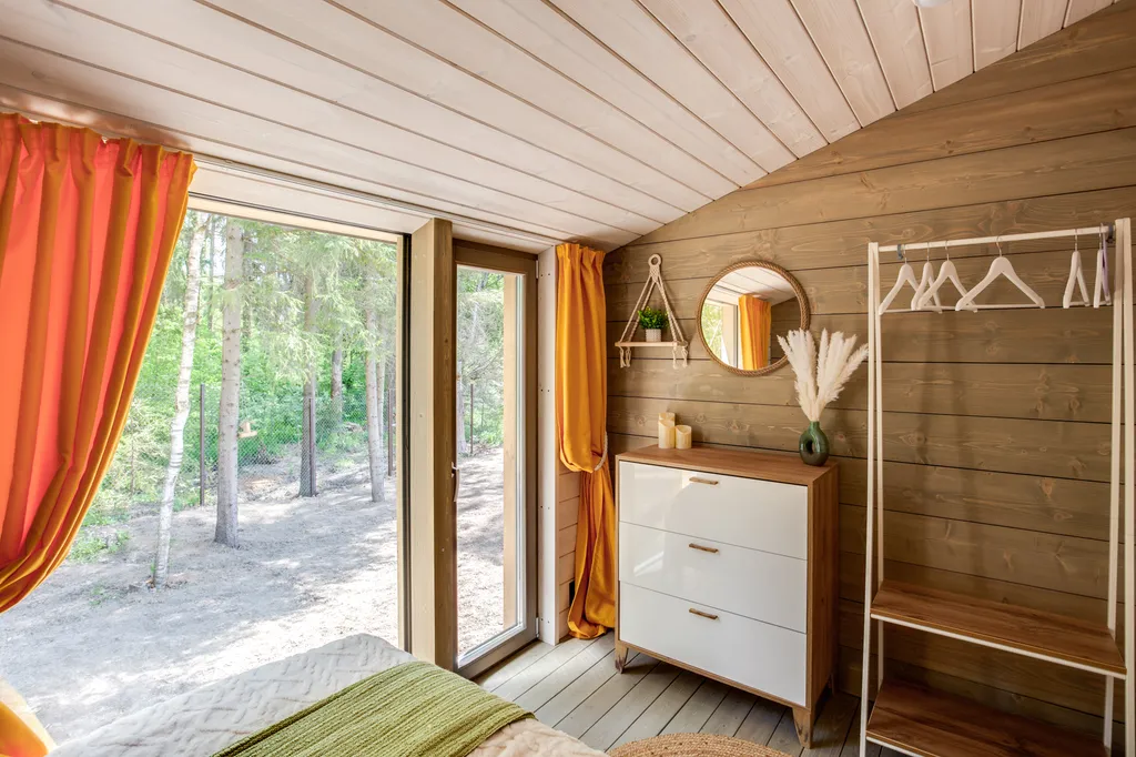 Дом с баней и чаном у воды и леса бохо