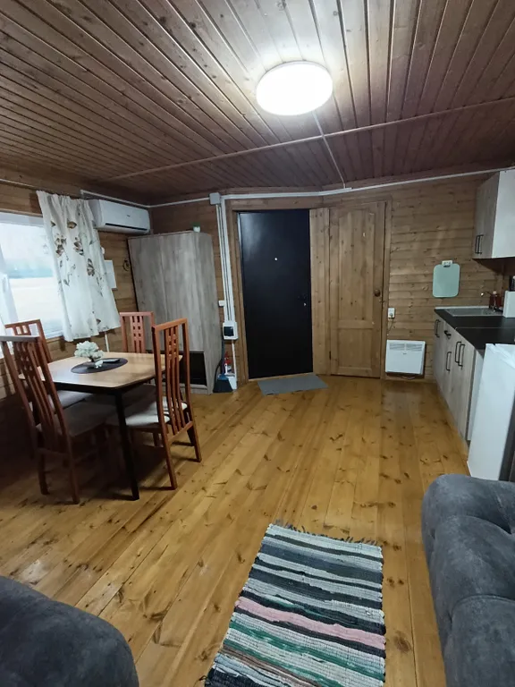 Дом на берегу пруда для четырёх человек