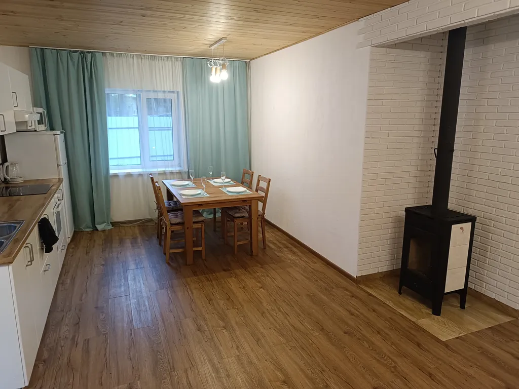 Дом в лесу у озера