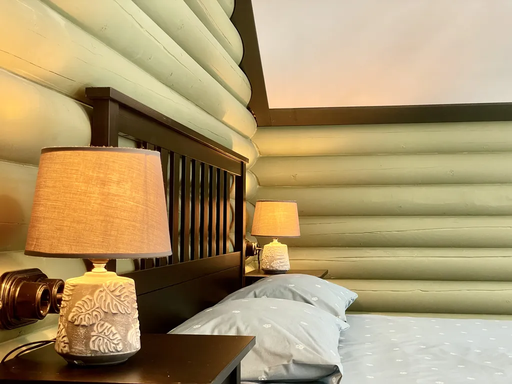 Уютный бревенчатый дом в сосновом бору