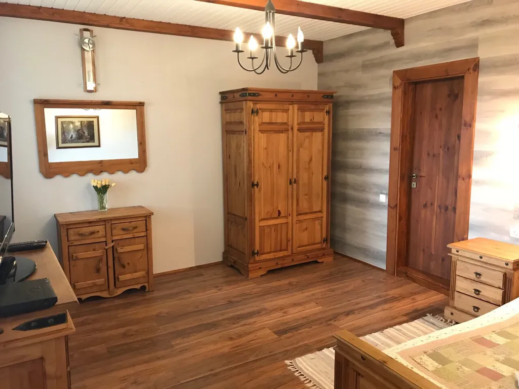 Уютный просторный номер в гостинице в сосновом лесу и на берегу озера