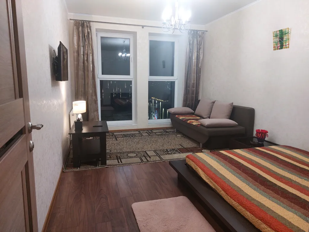 Уютная квартира с панорамными окнами в пол и красивым видом на парк