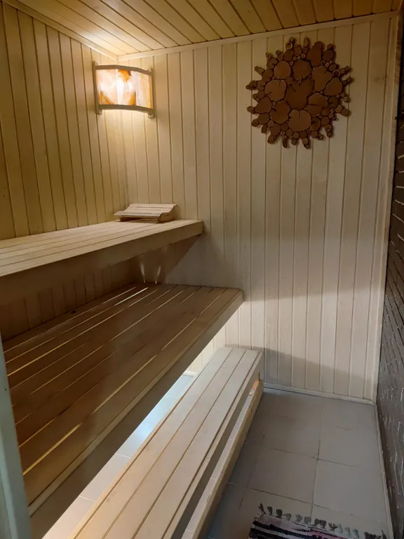 Дом с баней и пирсом на берегу пруда