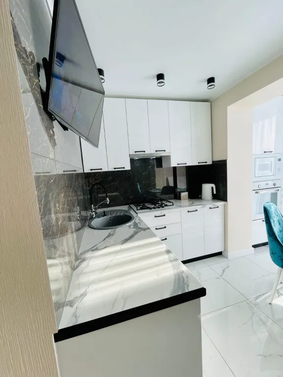 2-комнатная квартира с панорамными окнами и с видом на море