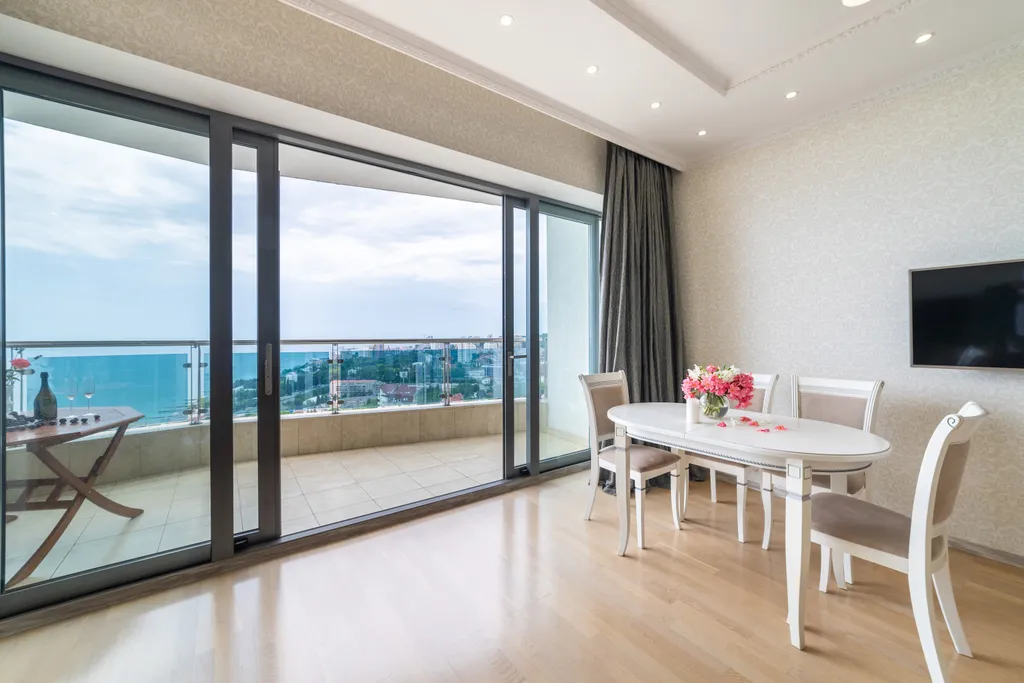 Роскошная идеал квартира с двумя террасами, тремя санузлами и бассейн