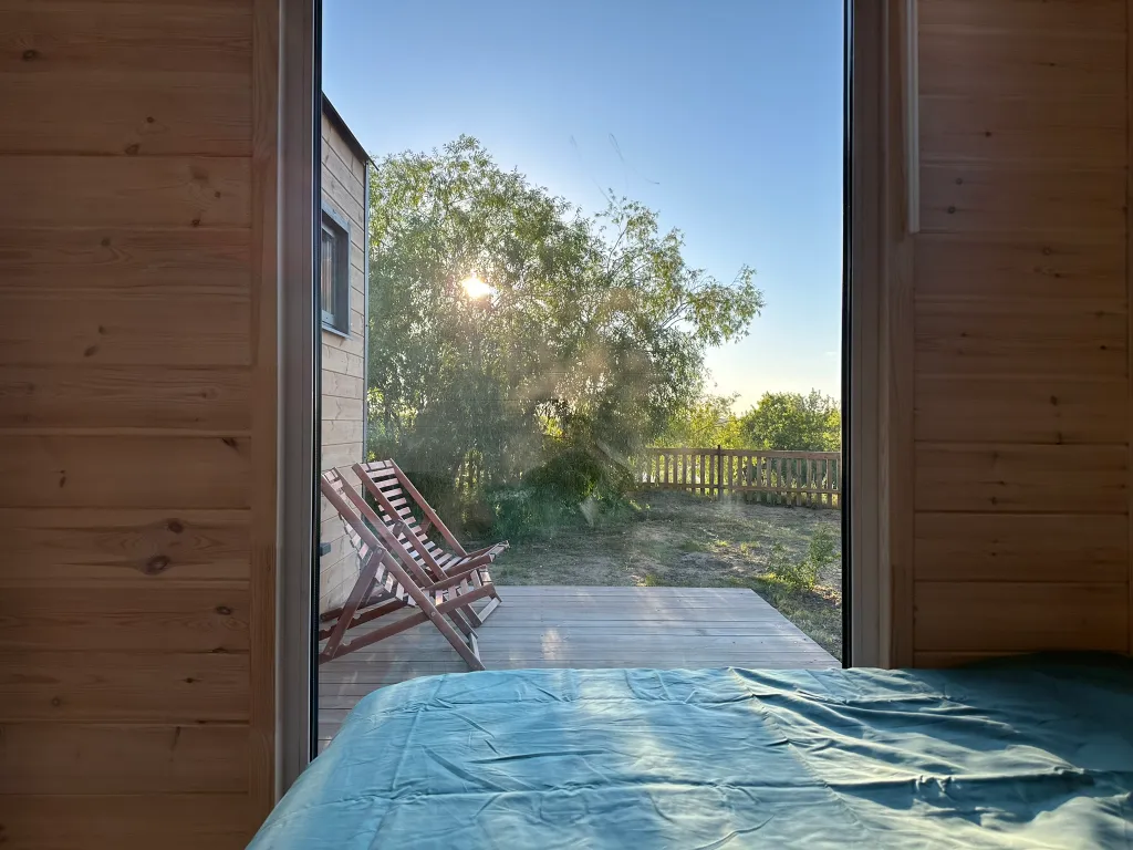 Современный дом на самом берегу реки