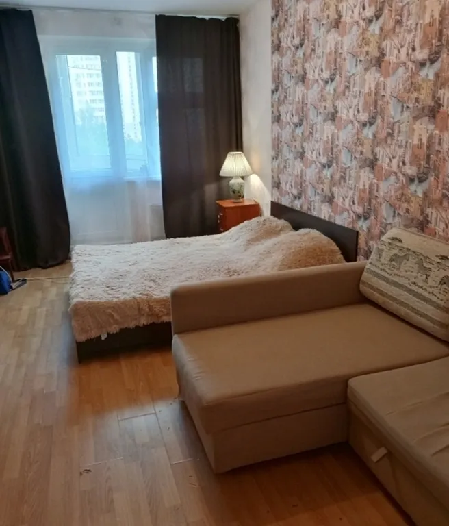 Комната с балконом