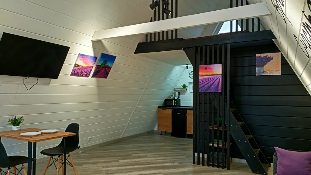 Стильный дом рядом с лесом