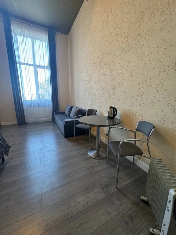 Уютная комната с большой двуспальной кроватью