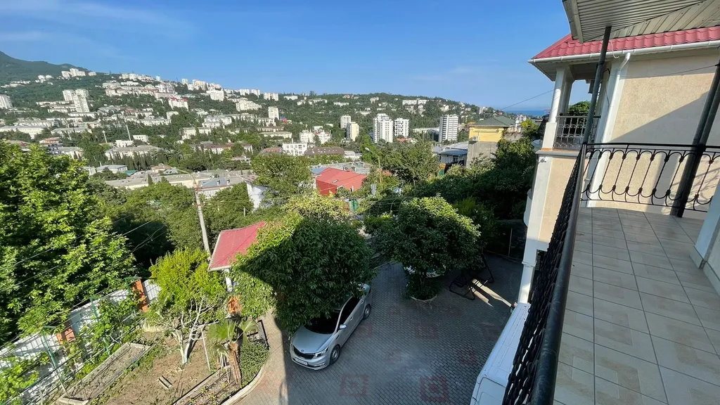 Квартира в гoстевом дoмике в цeнтре с видом на горы