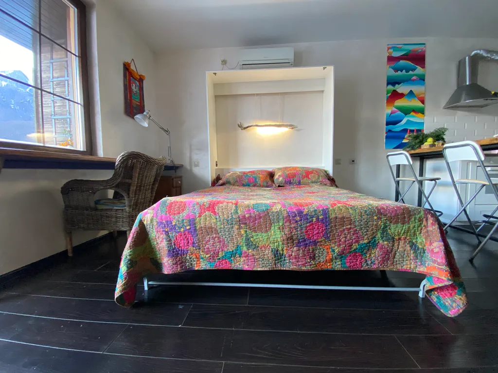 Просторная бохо студия с панорамным видом на горы