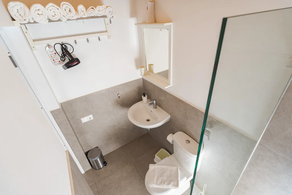 Коттедж Большая дача с 2 спальнями — Светлое