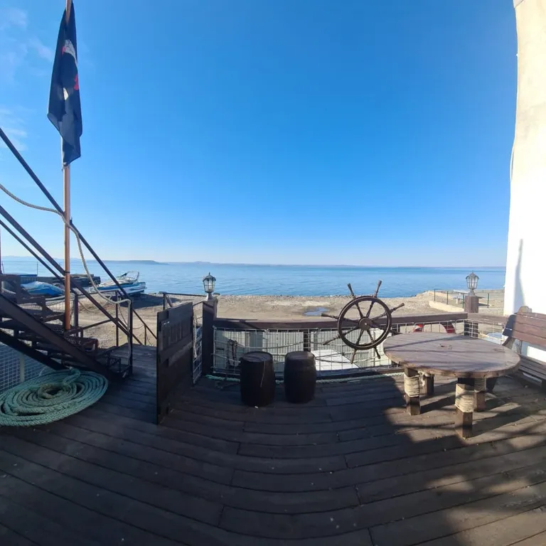 Дом на берегу моря