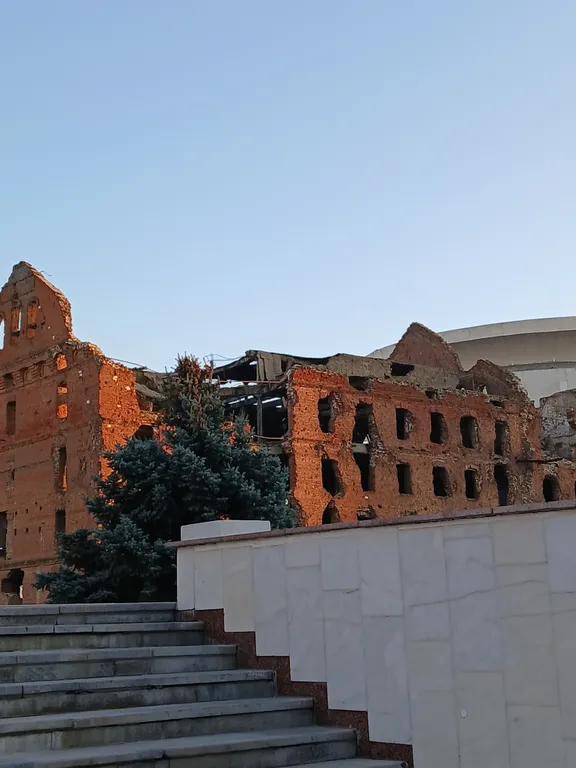 Жизнь с видом реку: огромная лоджия с панорамным остеклением в пол!