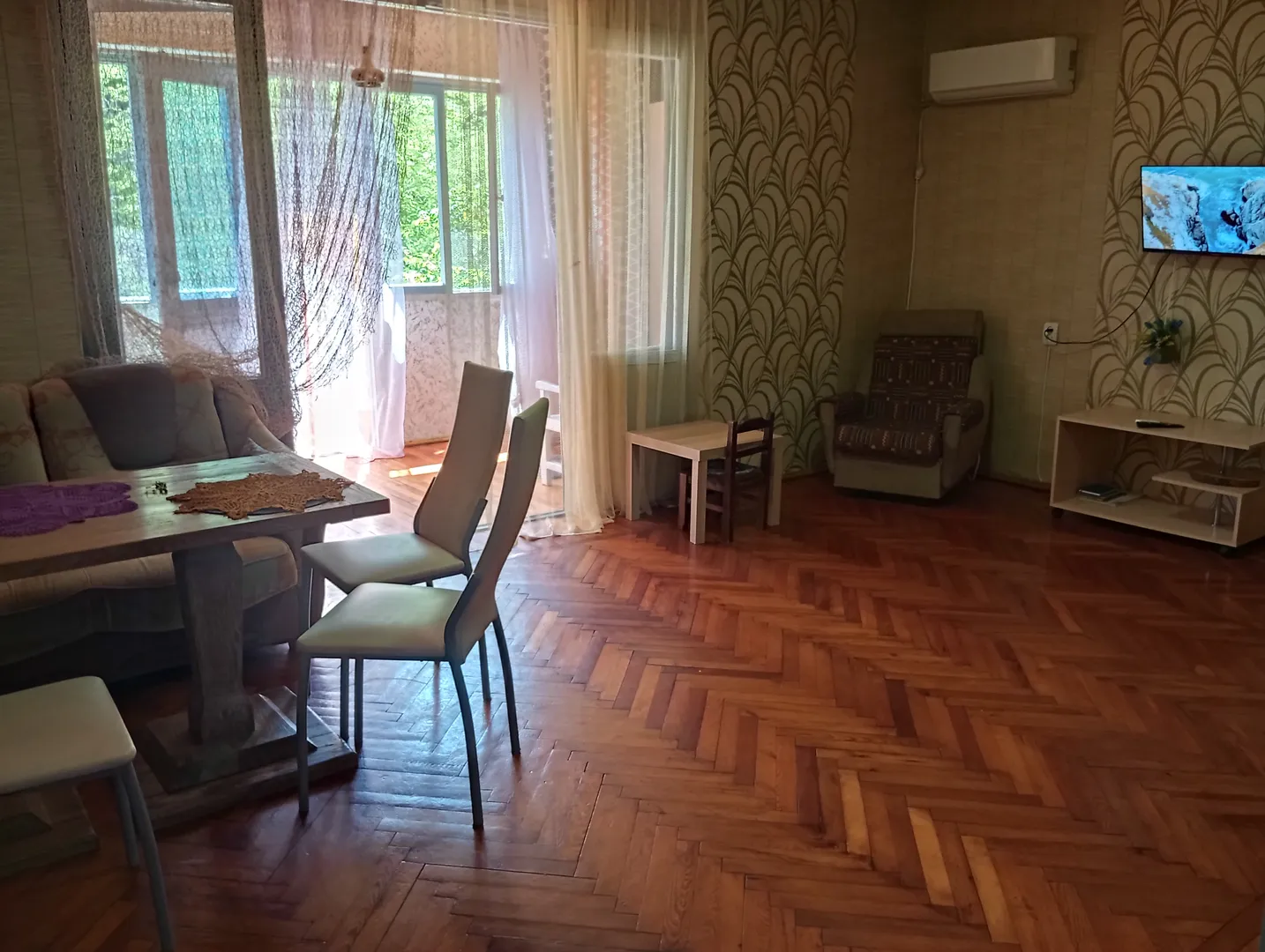 Комната 30 кв.м. с выходом в жилую лоджию и на открытый балкон 