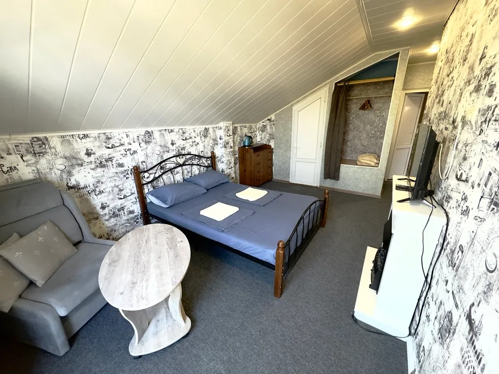 Номер с двухспальной кроватью и доп.местом, с балконом и видом на море