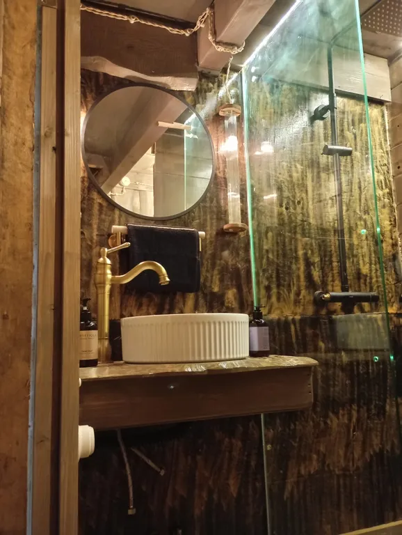 Изба с уютом детства, деревенский дом с баней и русским бытом