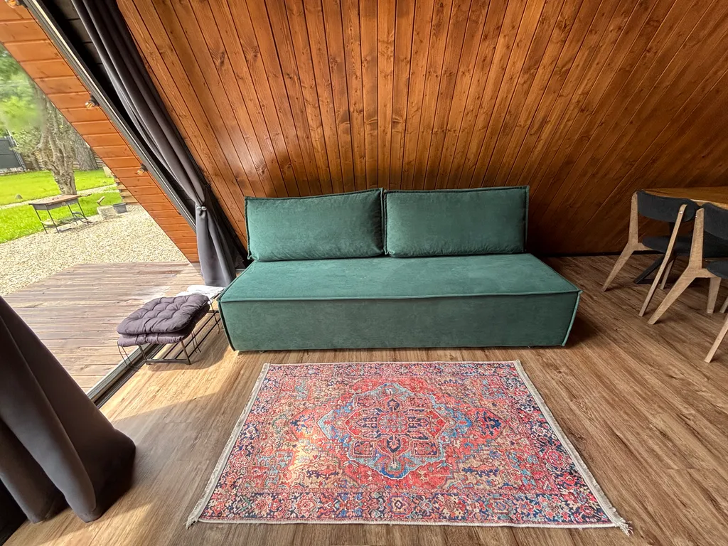 Дом А-фрейм с видом на горы и пруд