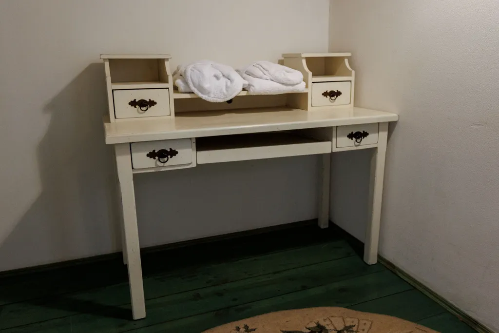 Коттедж в окружении лесных деревьев