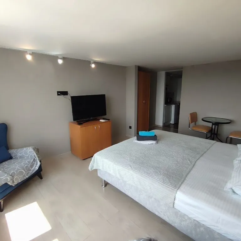 Cтильнaя студия c видом нa гopод и горы