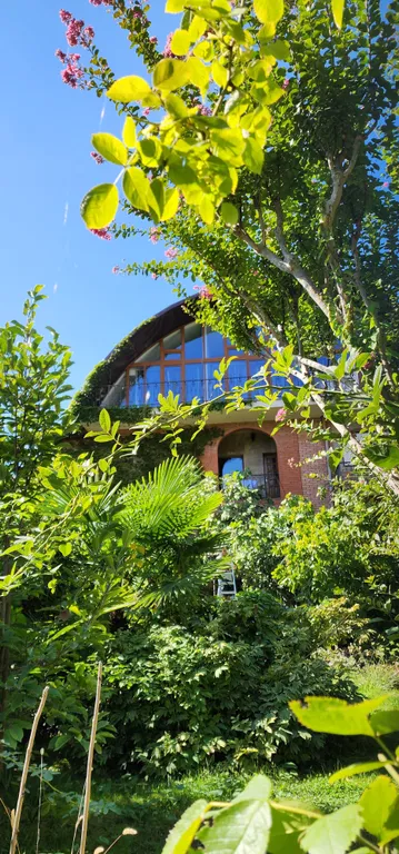 Солнце Ялты у моря с теплым бассейном