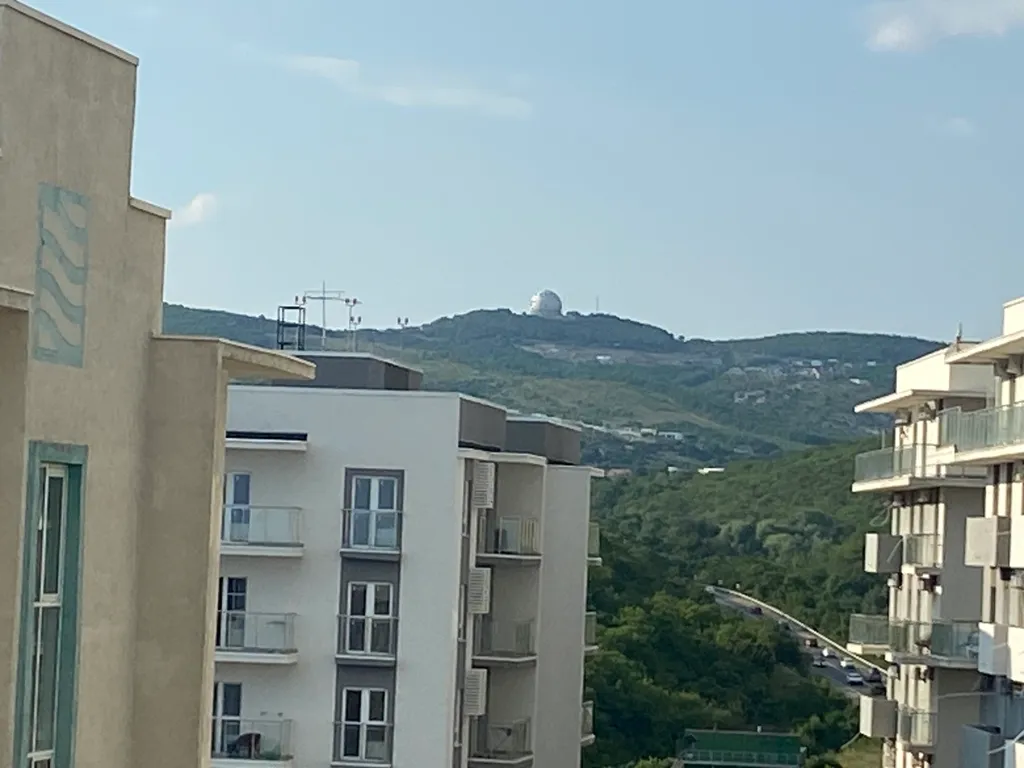 Квартира с видом на можжевеловую рощу и море