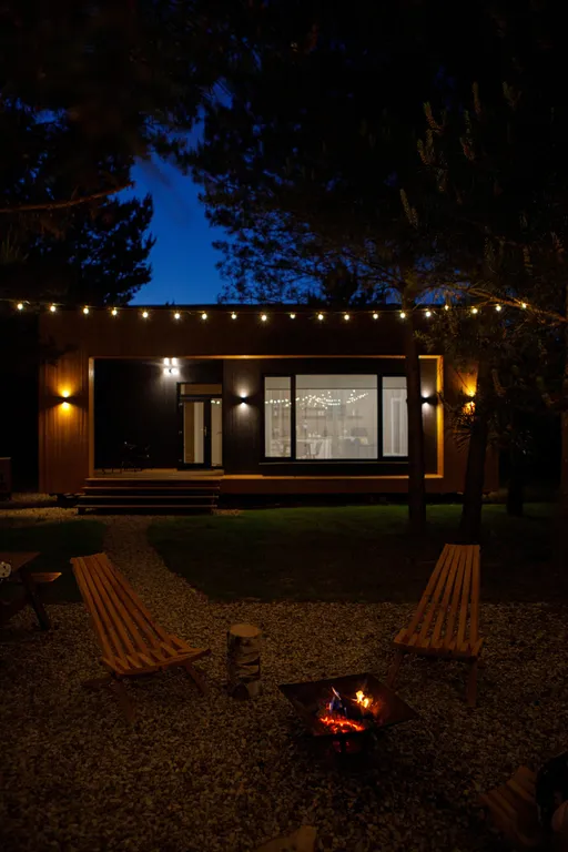 Дом с сауной и горячим чаном на участке с соснами