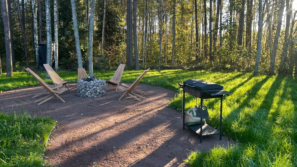 Загородный дом с большой террасой, кострищем и лесом