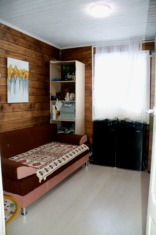 Коттедж на берегу реки с видом на сосновый лес