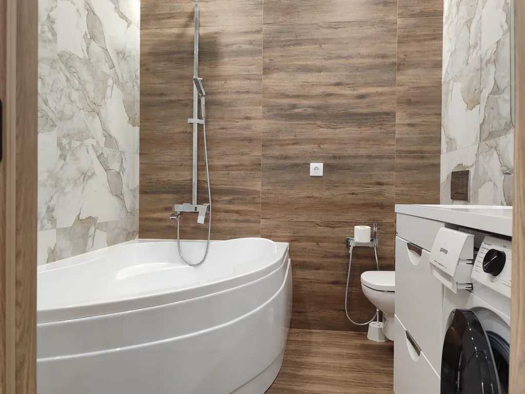 Домашний кинотеатр с большой ванной