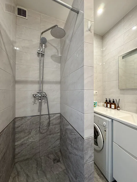 Квартира-студия с балконом у реки