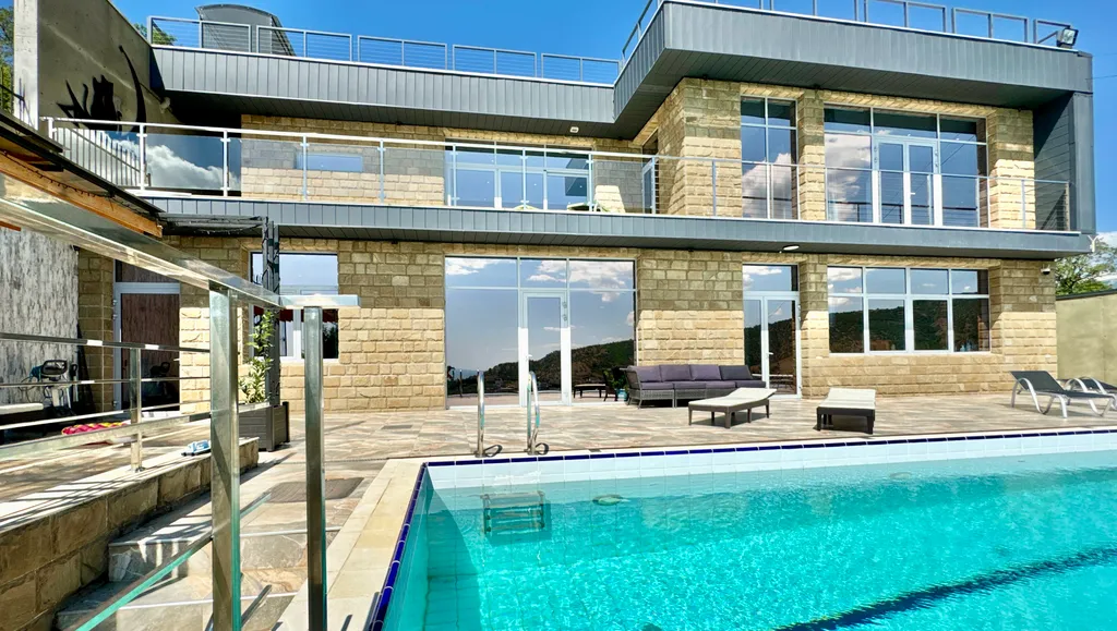 Дом с видом на горы и море