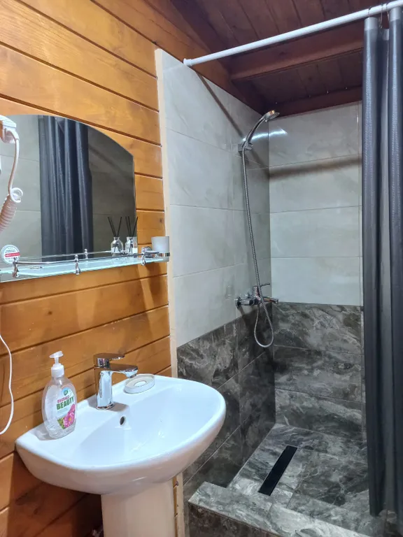 Коттедж Эко домик с парковкой возле горной реки — Гагра