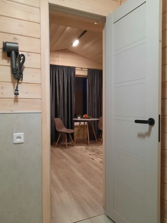 Уютный четырехместный Домик де-люкс с двухспальной кроватью