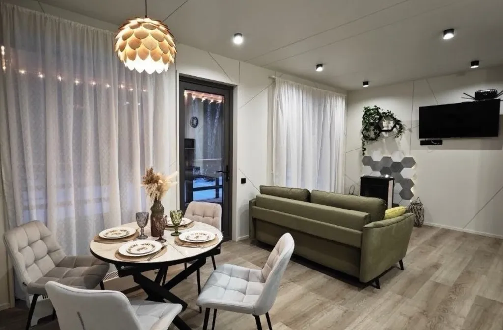 Загородный домик с камином и потрясающим видом на лес