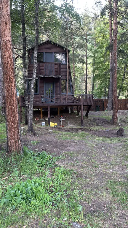 Уютный двухэтажный домик у реки, треугольник