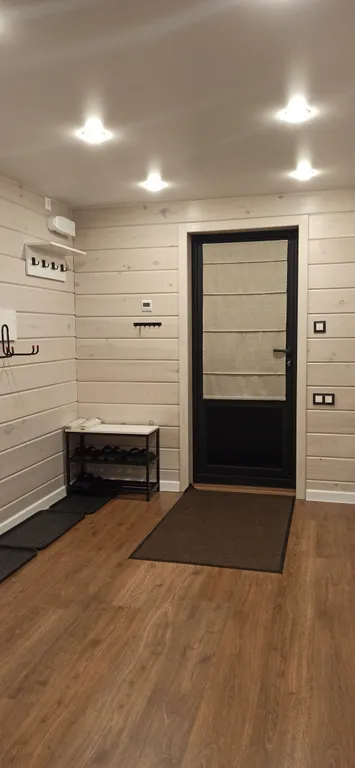 Уютный треугольный домик в лесу