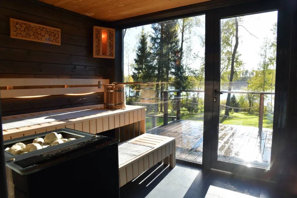 Уютный дом на живописной поляне в лесу с панорамными окнами