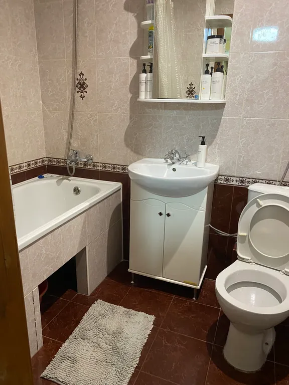 По-домашнему уютная квартира, всегда есть горячая вода, с кондиционером