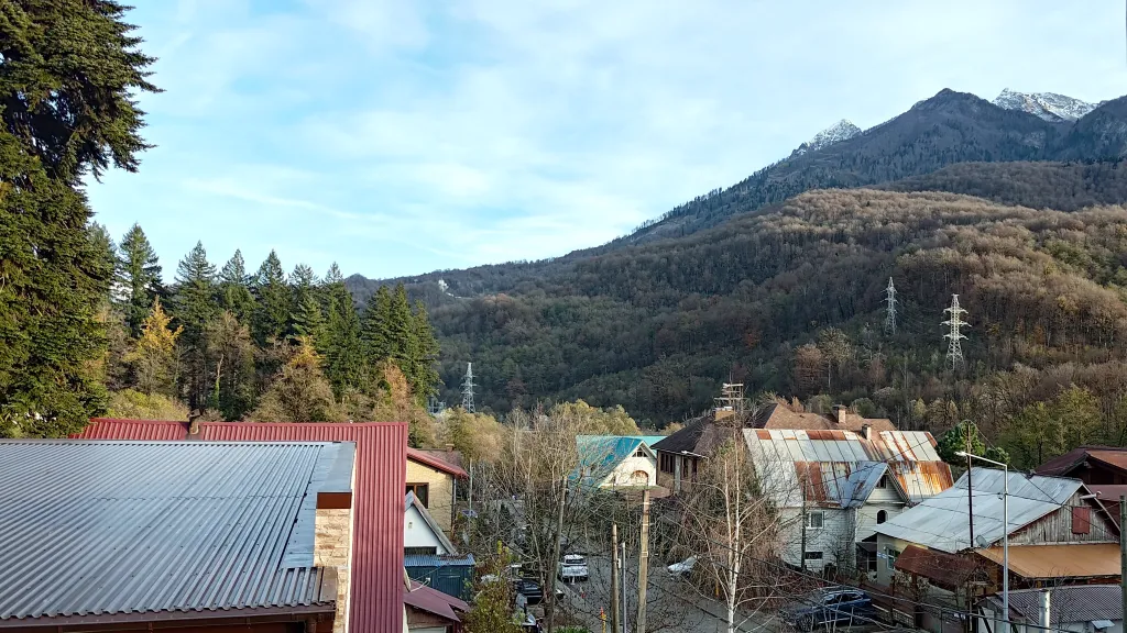 Уютная студия, два балкона, ванна, вид на горы, центр, все для отдыха