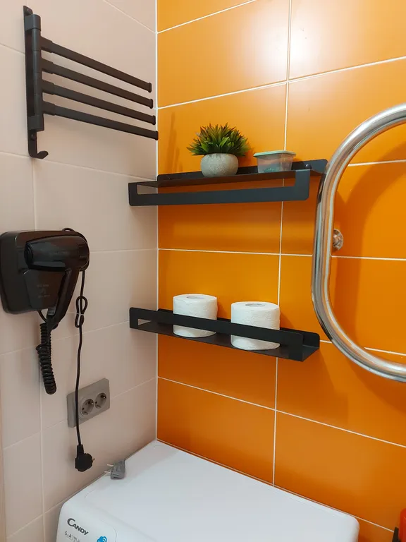 Студия с барной стойкой у окна