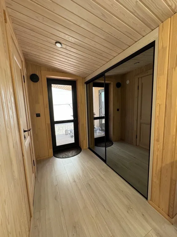 Уютный деревянный дом возле моря