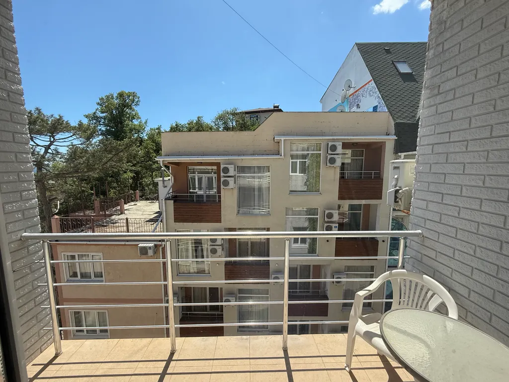 Студия с балконом у моря есть мангал