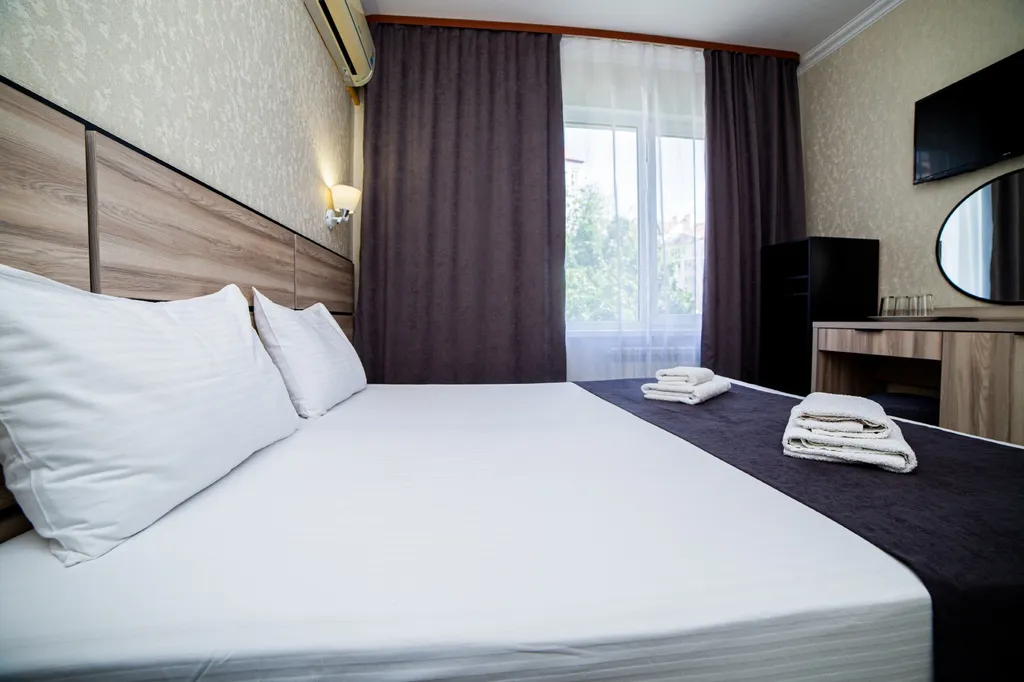 Двухкомнатный номер, завтрак, подогрев бассейн, 10 мин море, парковка