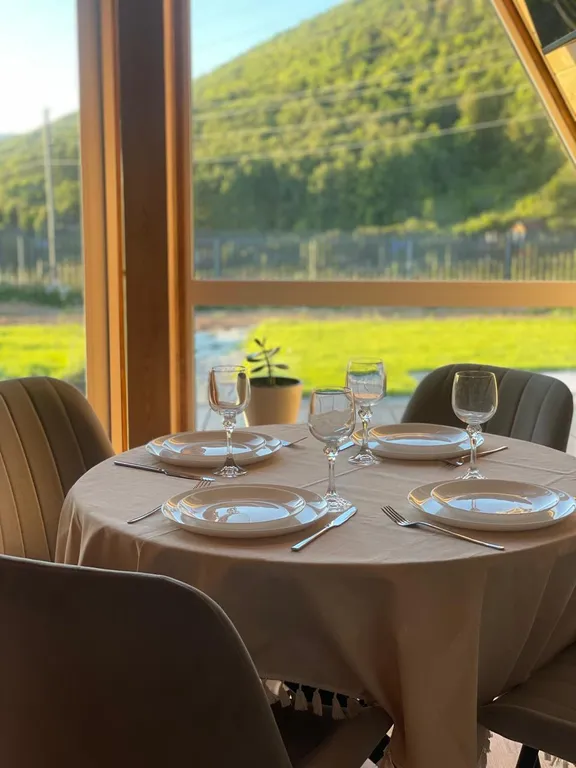 Коттедж Уютный домик Афрейм с видом на горы и лес — Аша