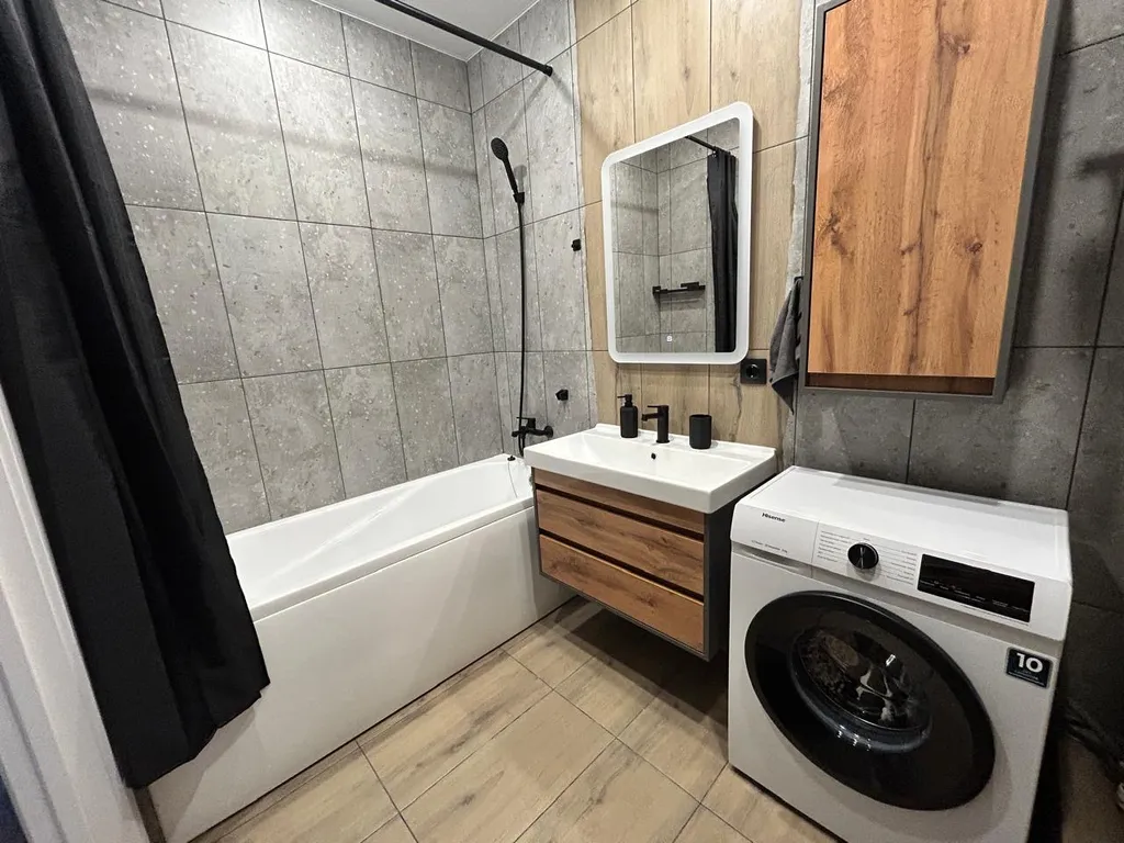 Отличная квартира в живописном месте города с видом на лес и город