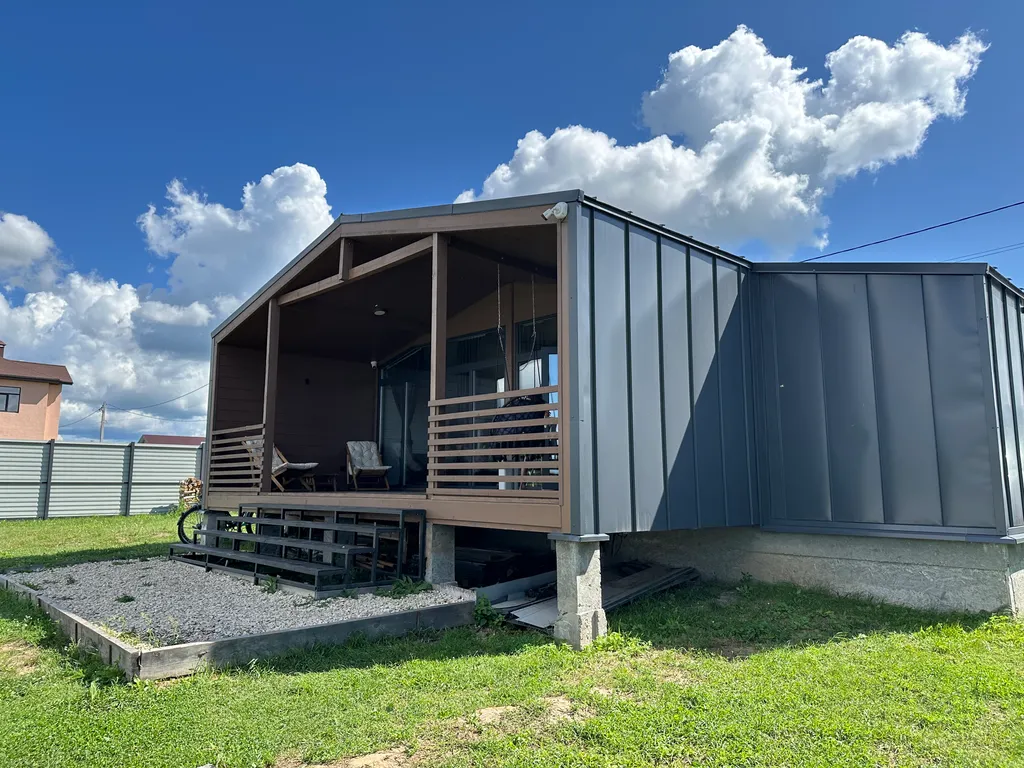 Стильный современный дом для отдыха на природе