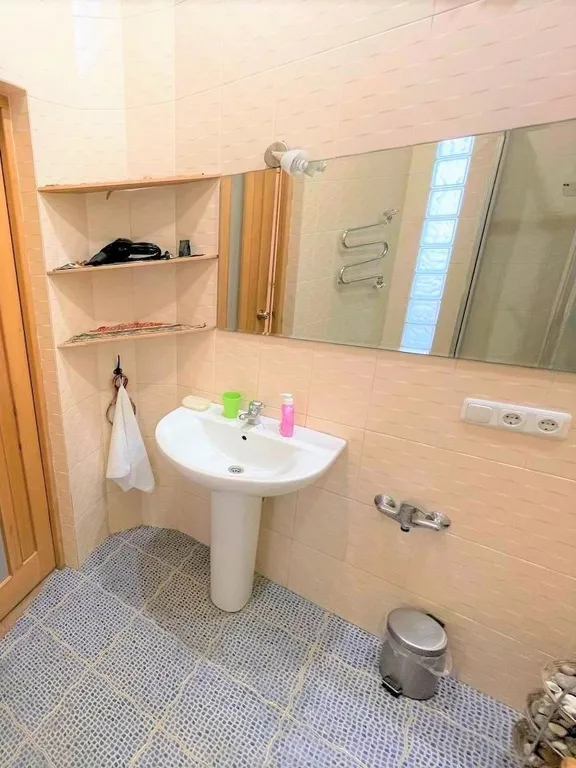 Квартира с балконом у площади Республики и экскурсии с Рубеном